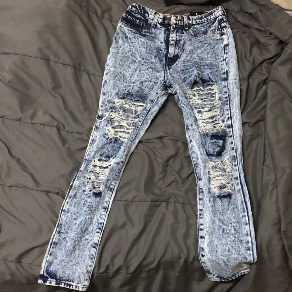 Distressed boyfriend jean
